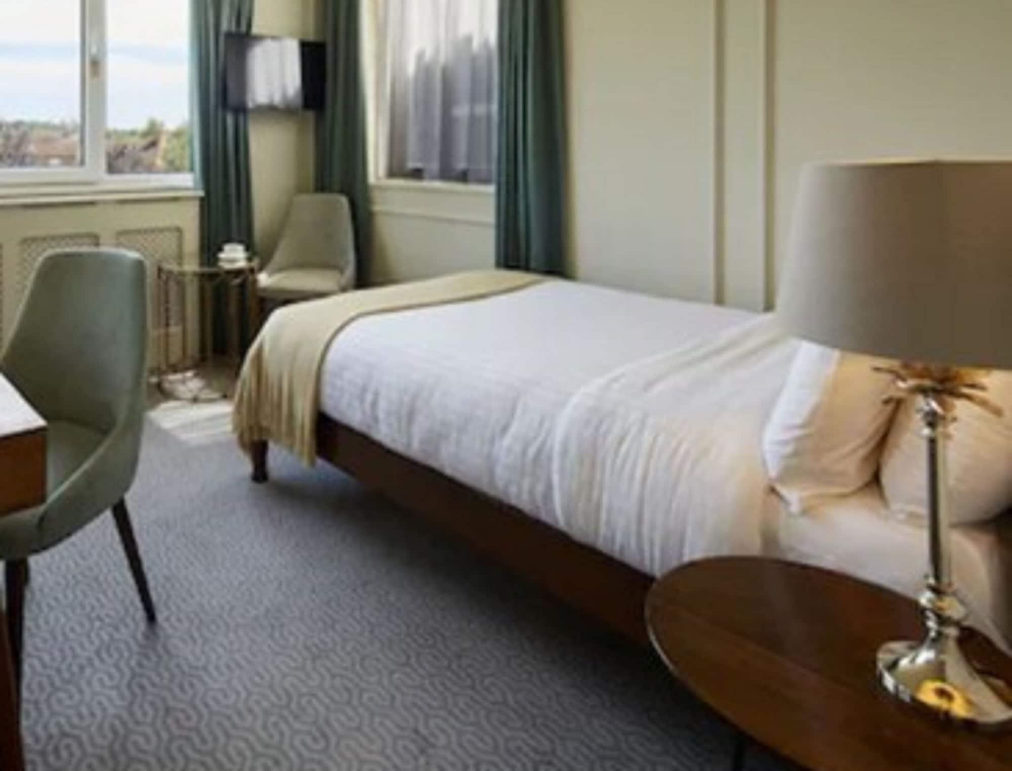 Hotel Cromwell Стивънидж Екстериор снимка