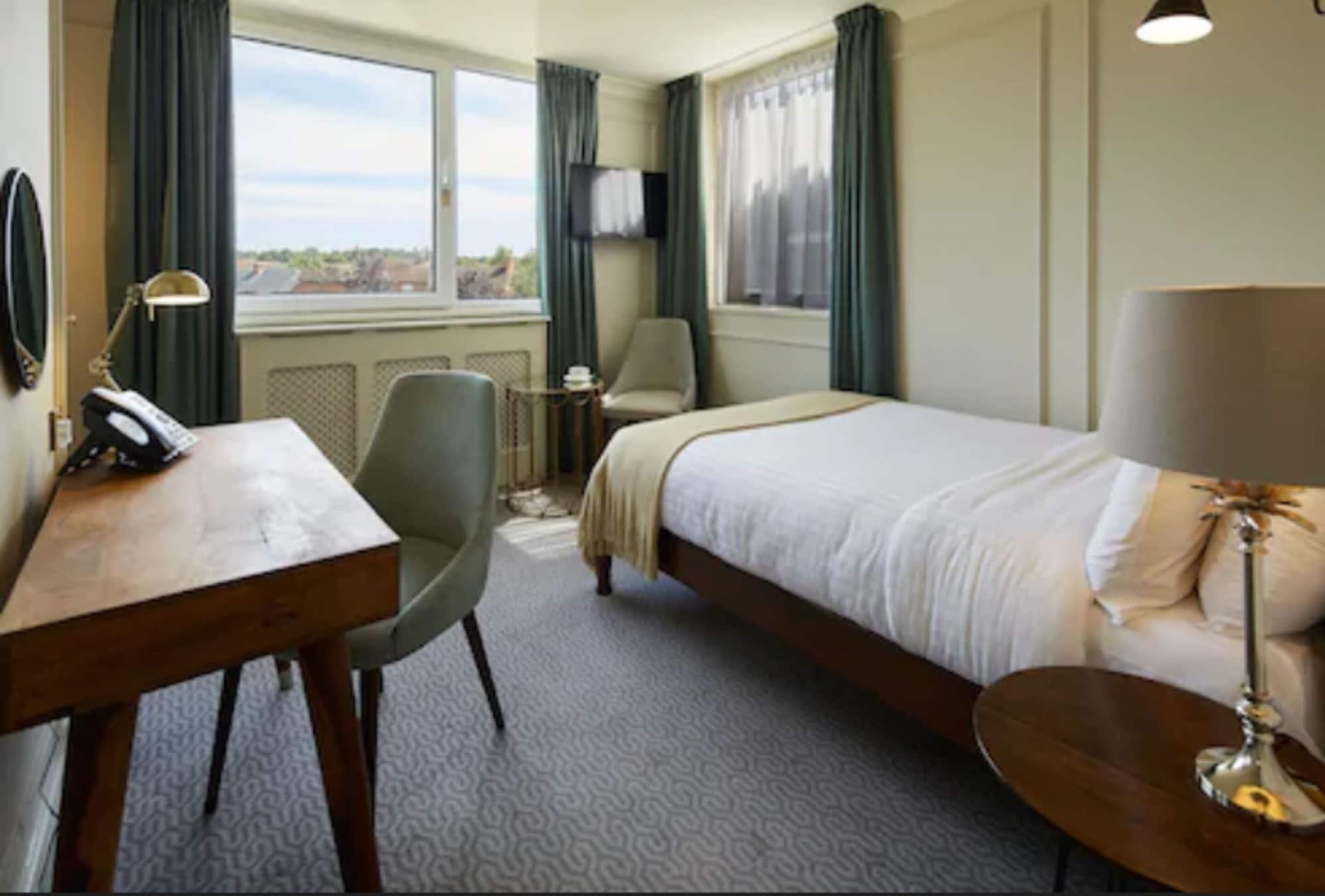 Hotel Cromwell Стивънидж Екстериор снимка
