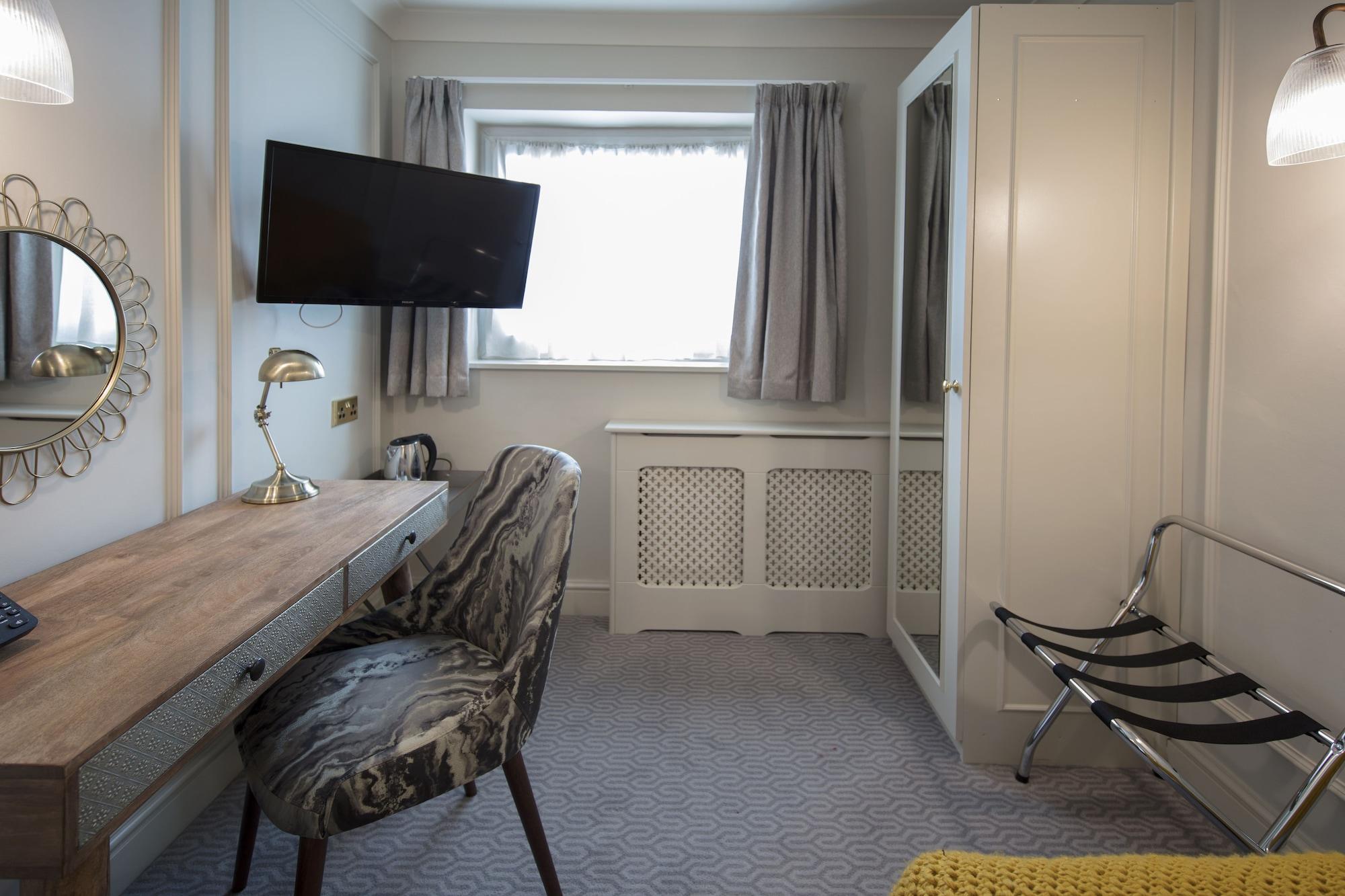 Hotel Cromwell Стивънидж Екстериор снимка
