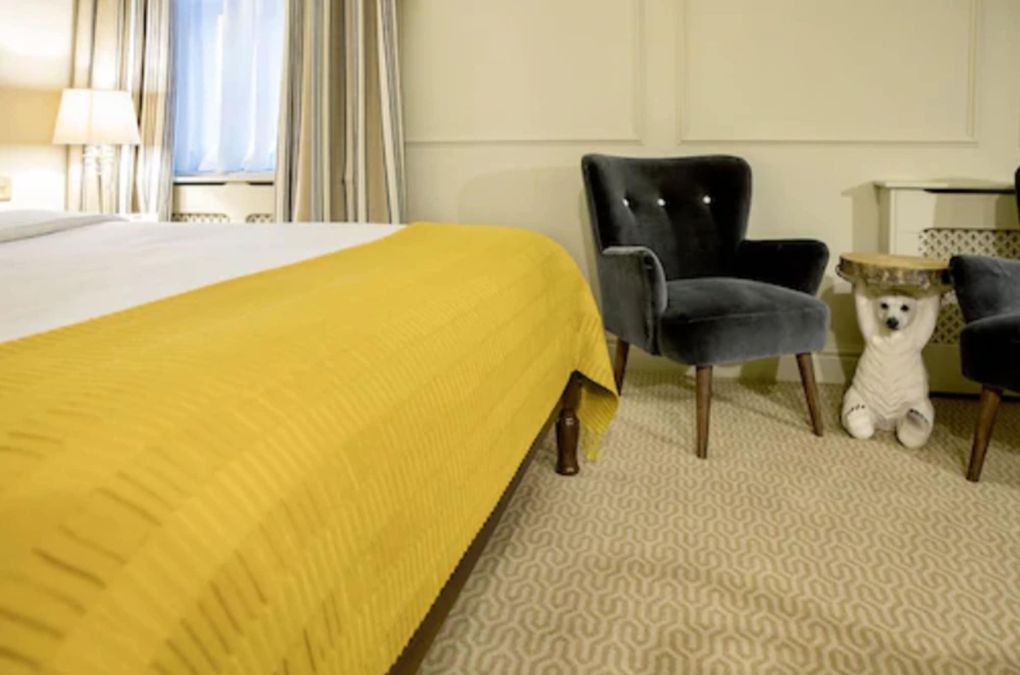 Hotel Cromwell Стивънидж Екстериор снимка