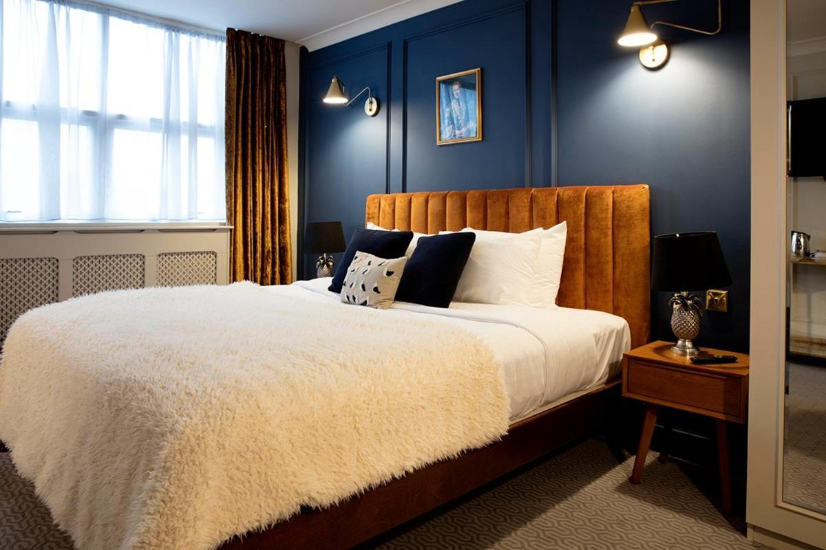 Hotel Cromwell Стивънидж Екстериор снимка