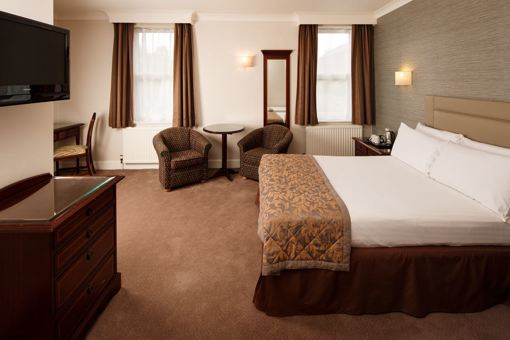 Hotel Cromwell Стивънидж Екстериор снимка
