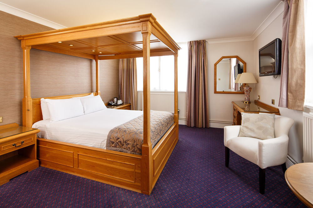 Hotel Cromwell Стивънидж Екстериор снимка