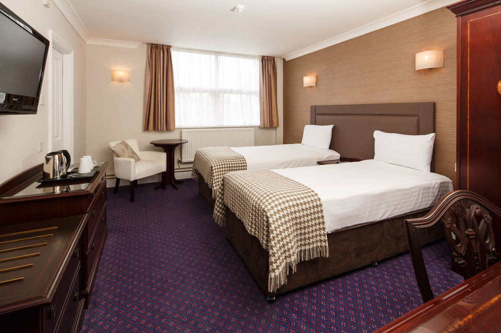Hotel Cromwell Стивънидж Екстериор снимка
