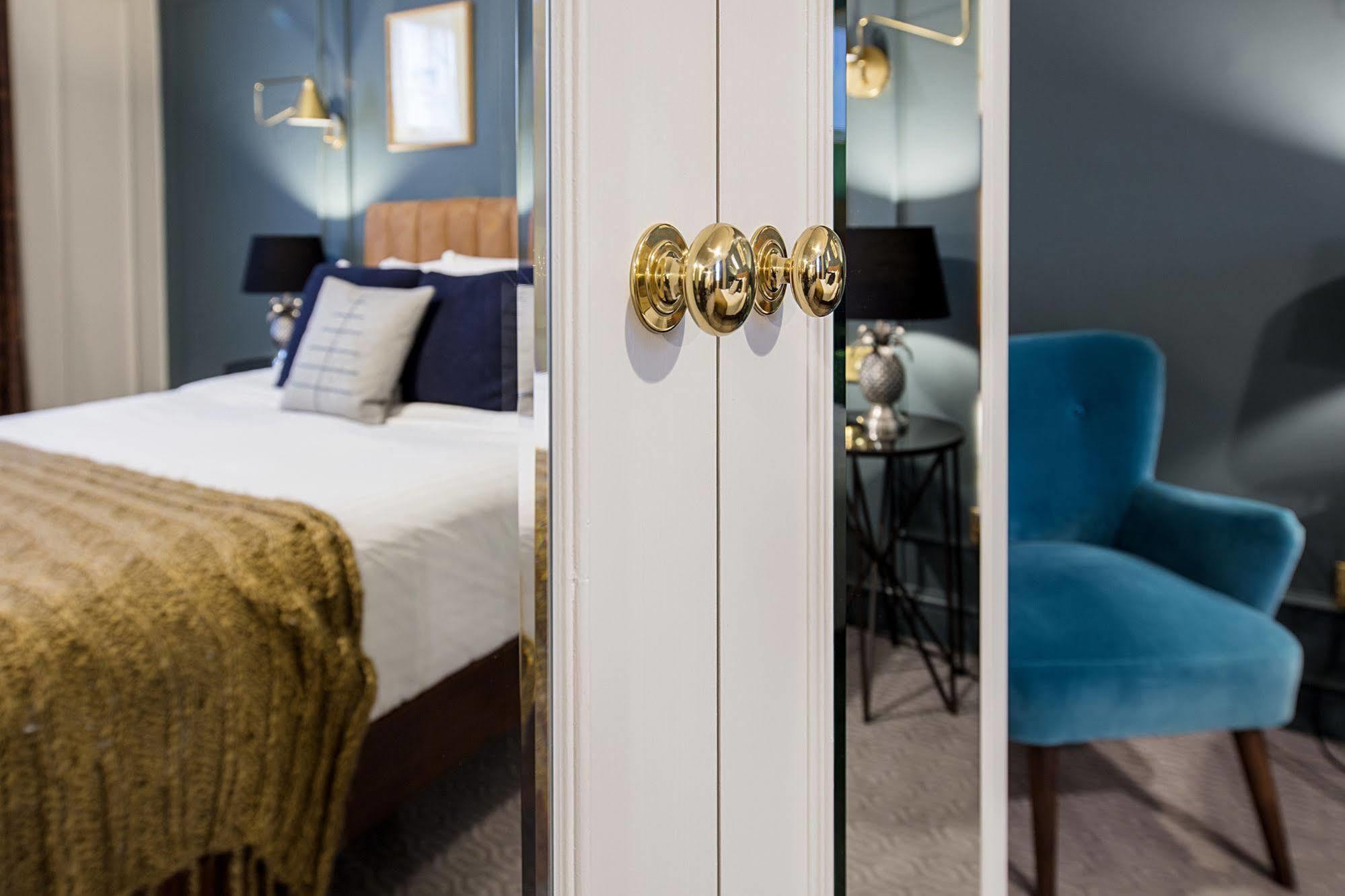 Hotel Cromwell Стивънидж Екстериор снимка