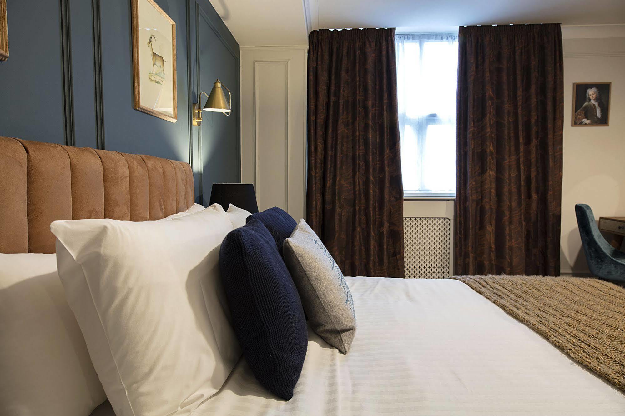 Hotel Cromwell Стивънидж Екстериор снимка